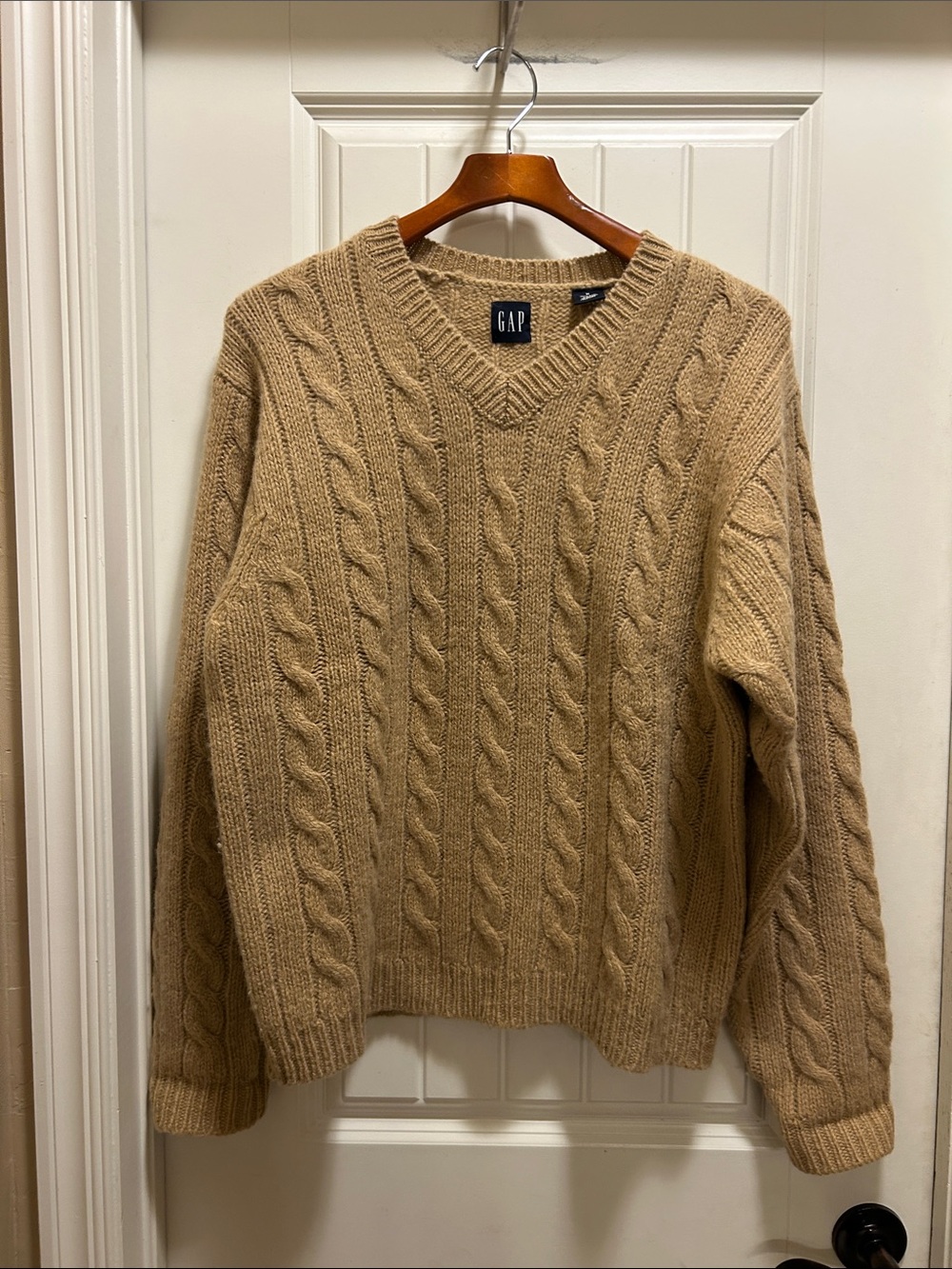 GAP Men's wool Cable Knit V-Neck Sweater - Camel Brown